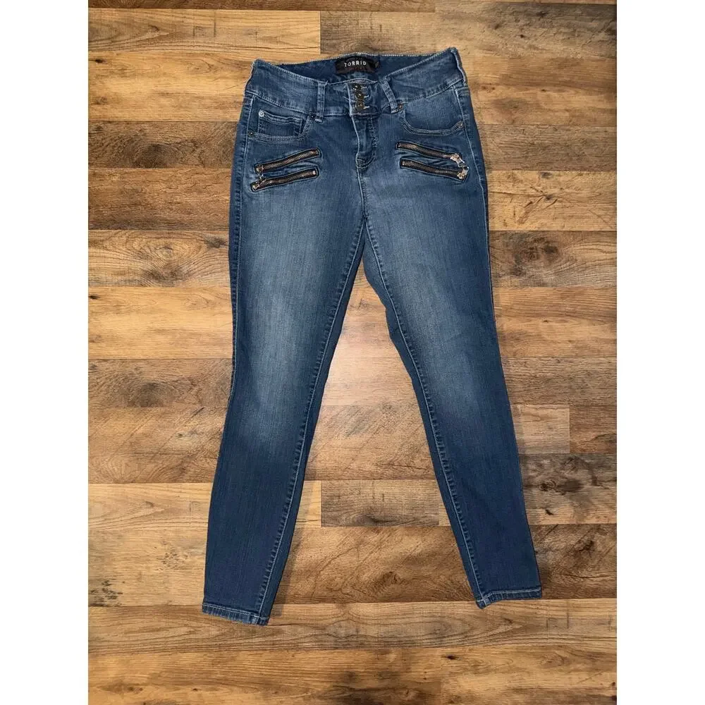 Torrid women’s skinny jeans withunique double-zipper pockets on the front - Picture 11 of 16